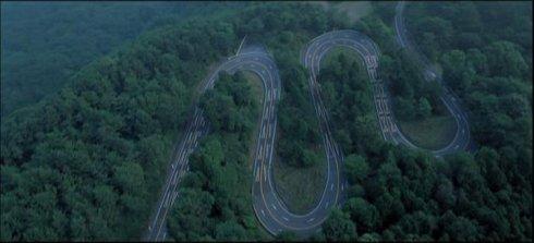 上面是头文字d里日本的山路(注意是山路),比咱的漪汾街好多了.