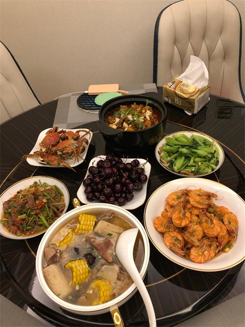 周末老公同事来家里蹭饭我下厨招待一桌菜吃到撑直夸有福气