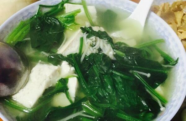 菠菜豆腐汤可以吃吗?