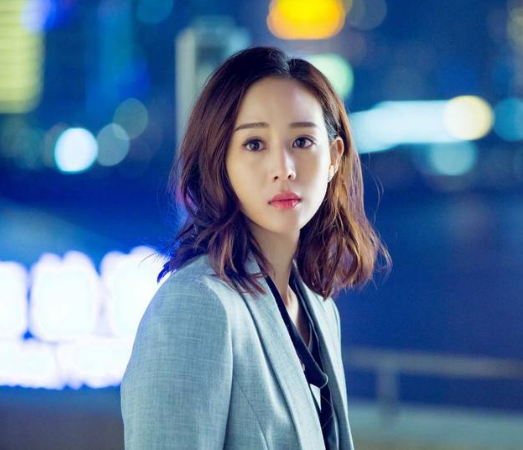 张钧甯齐肩锁骨发 正在热播的电视剧《温暖的弦》中张钧甯留的这款