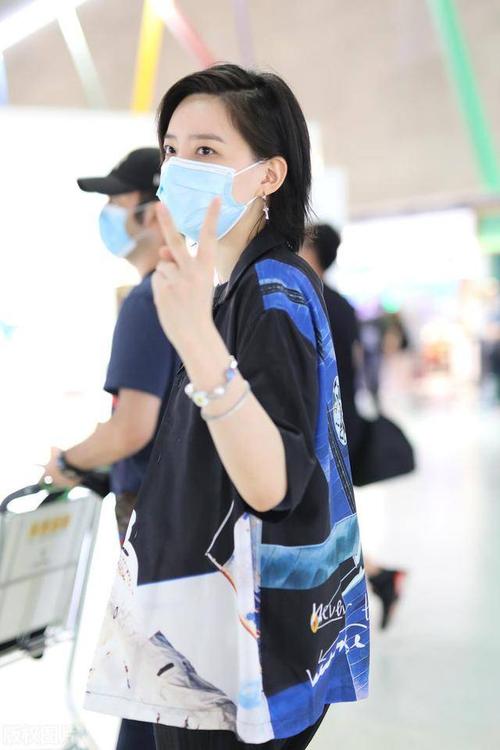 李斯丹妮现身机场,印花衬衫搭配西裤,举止投足间展现英姿飒爽