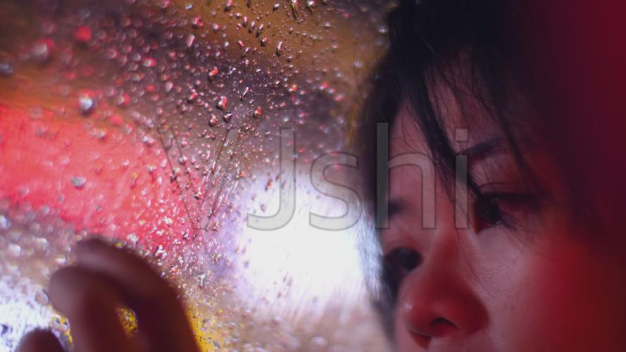 雨夜伤感女孩靠在车窗看窗外眼睛特写