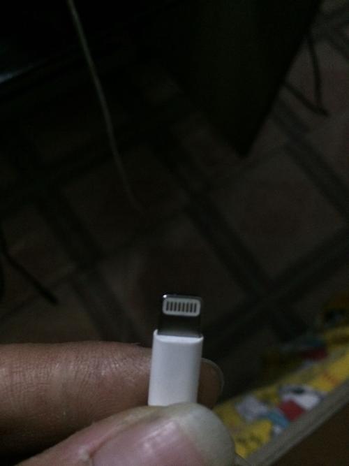 小的充电头,有脏东西,于是我用纸沾水擦拭小头