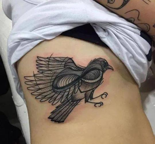 没有地方纹身了?侧肋了解一下._手机搜狐网