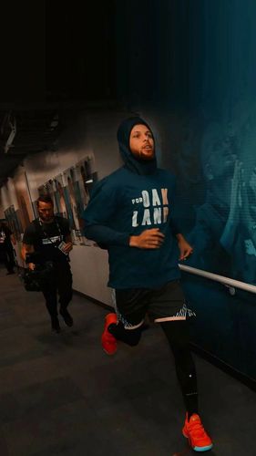 精选库里壁纸丨封神之战 砍下46分超远三分绝杀雷霆