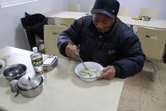 老人吃饺子