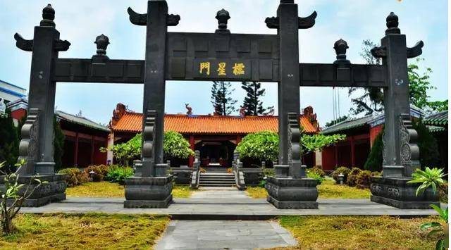 今天的崖城,以其悠久的历史和繁多的名胜古迹而成为海南旅游胜地.