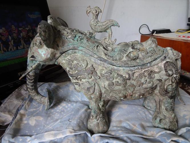  p>觥,古代装酒器皿.盖子前缘超过容器前缘. /p>