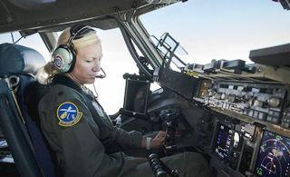 美女飞行员驾驶c17战略运输机
