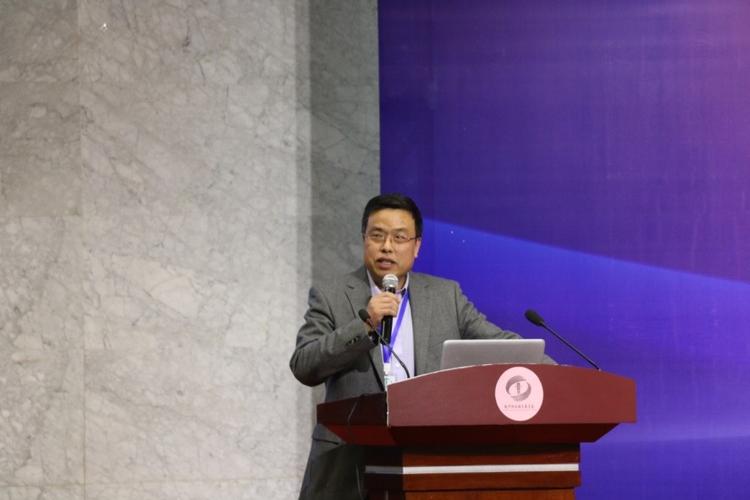 会上超声加工委员会主任委员张德远教授代表本次承办方介绍了