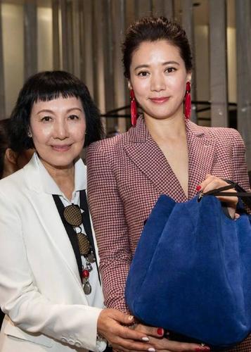袁咏仪难得化妆美出新高度 但这衣服也太尴尬了吧