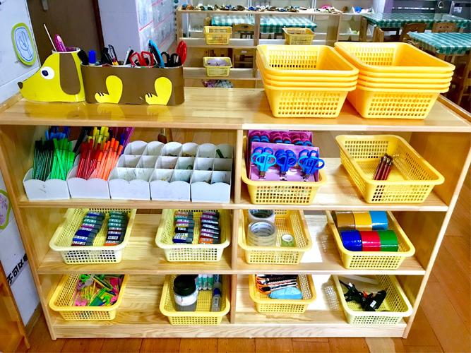 工具类柜子摆放了剪刀,胶布,印章,胶水,订书机,胶枪,美工刀等工具