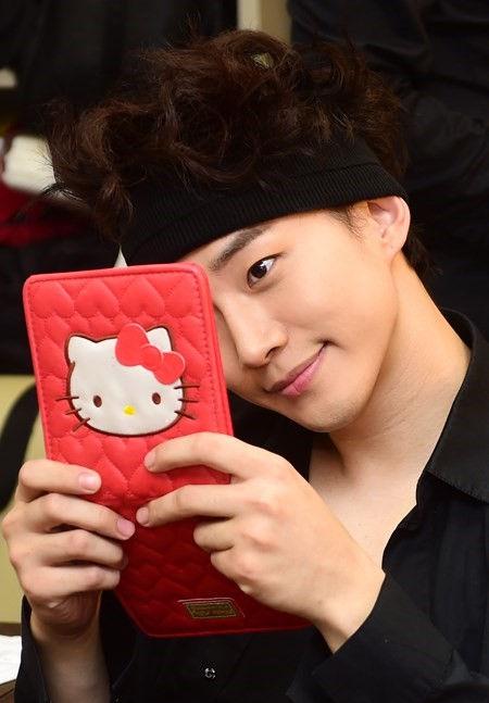 2pm搞怪卖萌幕后照大公开 尼坤搞怪无极限俊昊钟爱hello kitty(组图)