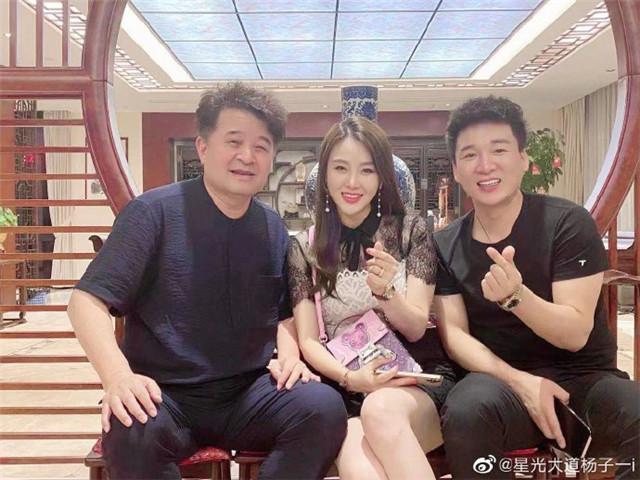 杨子一还晒出了自己和毕福剑的合照,照片中的毕福剑似乎胖了一些,脸