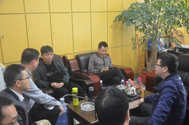 在副校长办公室,朱建亭副校长和林剑波副校长针对全学科育人课程