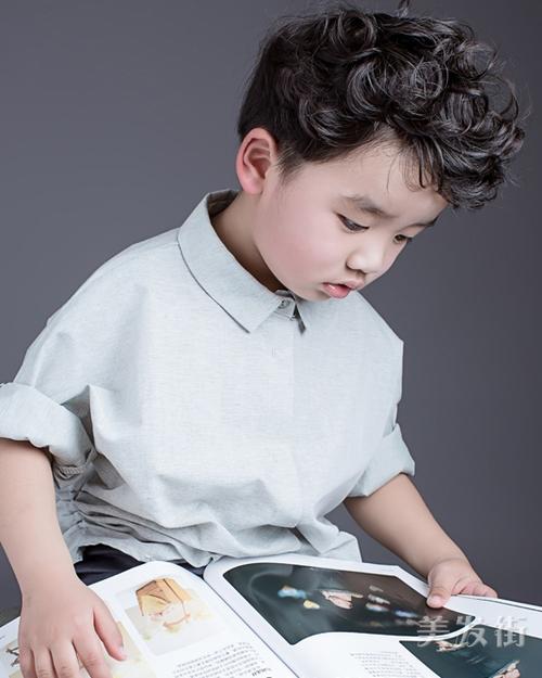 小男孩卷发发型 小男孩时尚发型图片