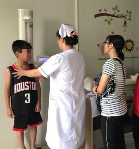 宝妈晒12岁男孩身材照,"a4腰"引人注目,网友:骨头架子成精了