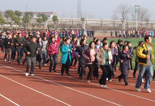 平顶山第七中学开展冬季"大课间阳光体育健身活动"