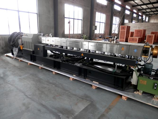 同向平行双螺杆挤出机组