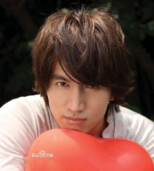 台湾著名演员歌手及模特,2001年在电视剧《流星花园》成功塑造道明寺