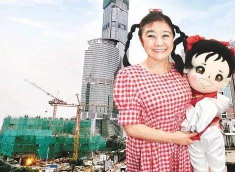她两条高高扎起的小辫子和萝莉装