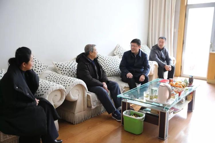 领导李源波,孙秋丽,佟宁,丁兆进走访慰问了市退休老干部王瑞民,王吉武