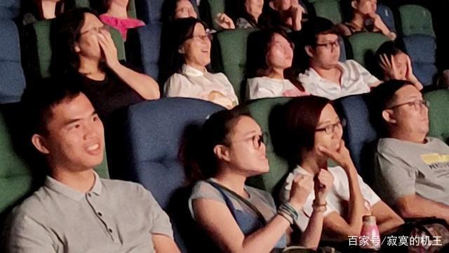 (现场观众的激动表情)