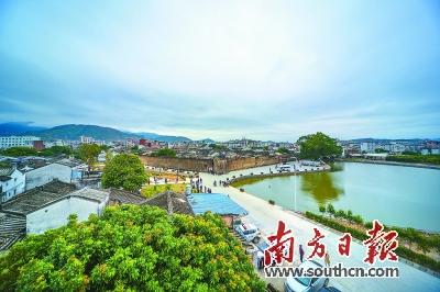 "近日,在梅州丰顺县汤南镇新楼村,今年85岁的罗惠瑞老人向记者细数