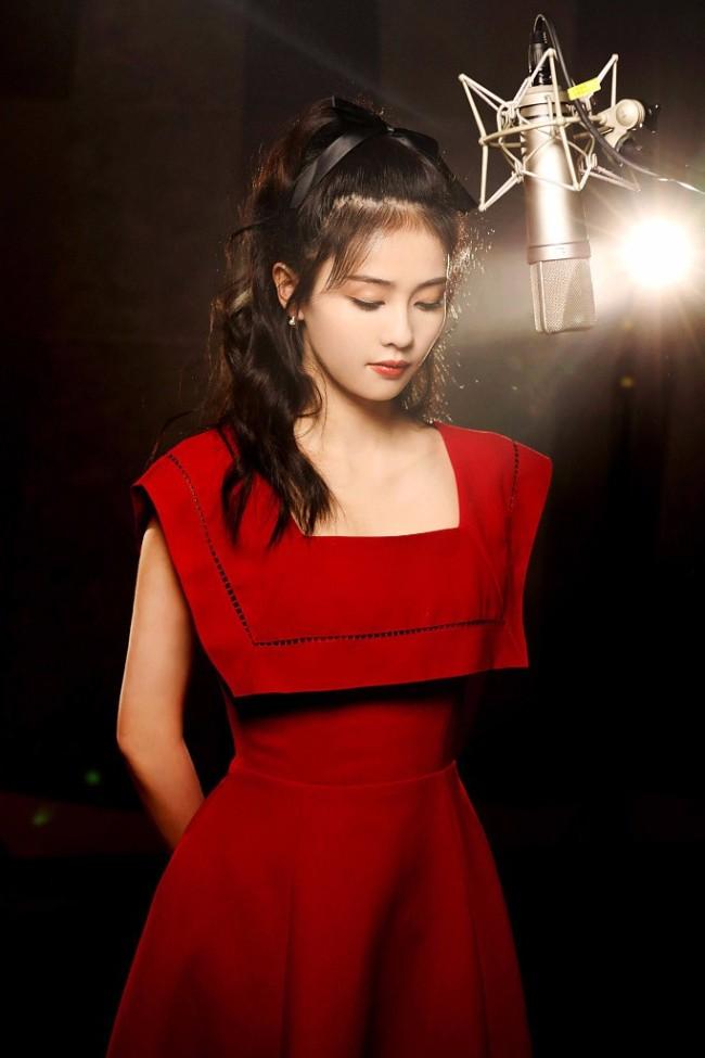 白鹿录音室花絮照方领红裙搭法式编发甜美优雅