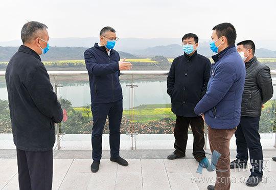 颜伟实地走访企业生产车间,员工食堂等区域,听取疫情防控工作和企业
