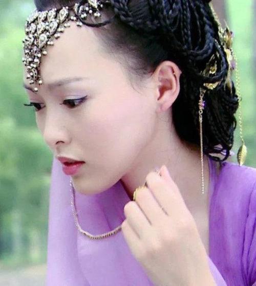 奇侠传》就不得不提到同剧中的紫萱和龙葵,她们的扮演者分别是唐嫣和