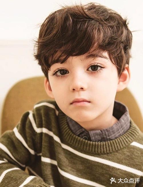 小男孩烫发
