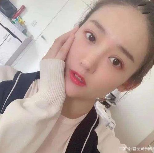 出轨绿地高管的张雨婷,她用美貌和得体的穿搭骗过几乎