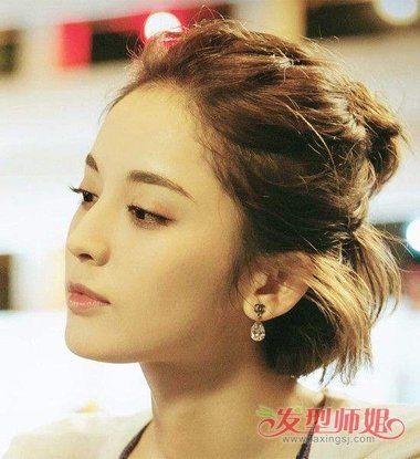 头发少的短发妹子们,梳流行半丸子头发型的时候,不要将头发扎的太紧