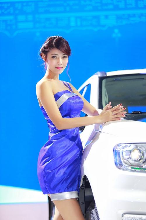 蓝裙抹胸美女车模