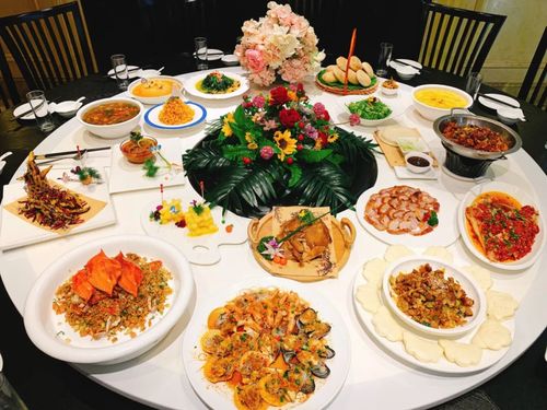桃园大酒店的厨师有着丰富的经验, 一份菜品呈现在食客面前,都是经历