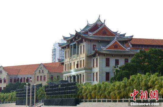 陈嘉庚先生倾注心血最多,也是"嘉庚建筑"中最为壮美的建南楼群.