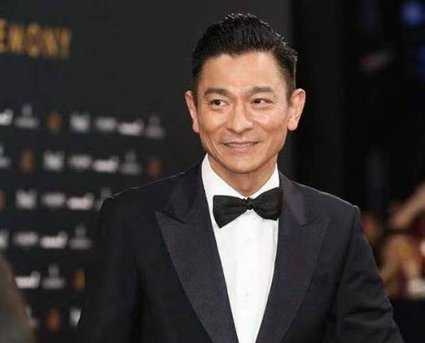 刘德华出生在很贫穷的家庭,一个有三个姐姐和一个弟弟一个妹妹.