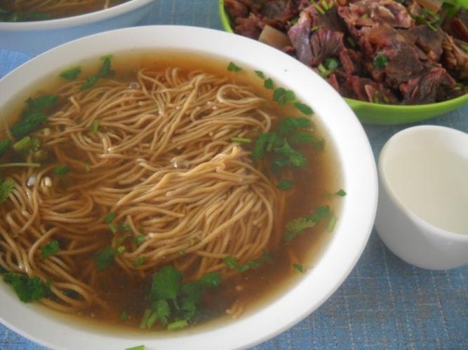 中午在殷村就餐,驴肉,饸饹,烧饼,酒