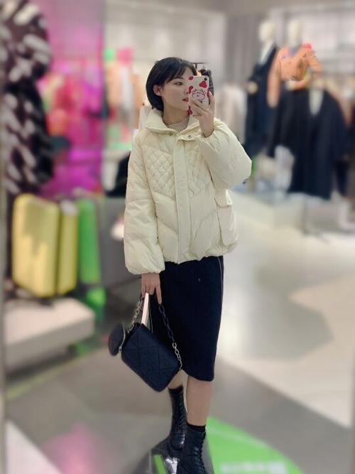 白色短款羽绒服搭配图片女
