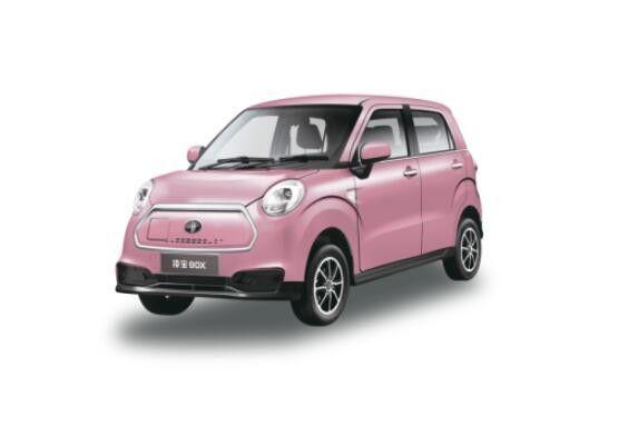 作为今年同样上市即火的微型电动汽车,凌宝汽车创始人是造就了电动车