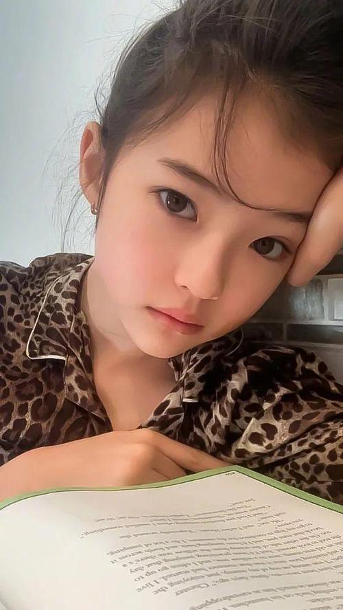 yg旗下最小练习生ella g和小时候的张子枫,都好可爱啊