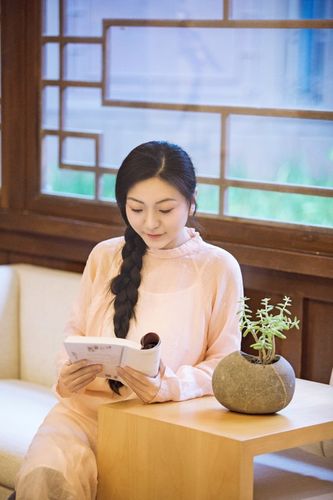 国风歌者刘珂矣读秋主题写真曝光