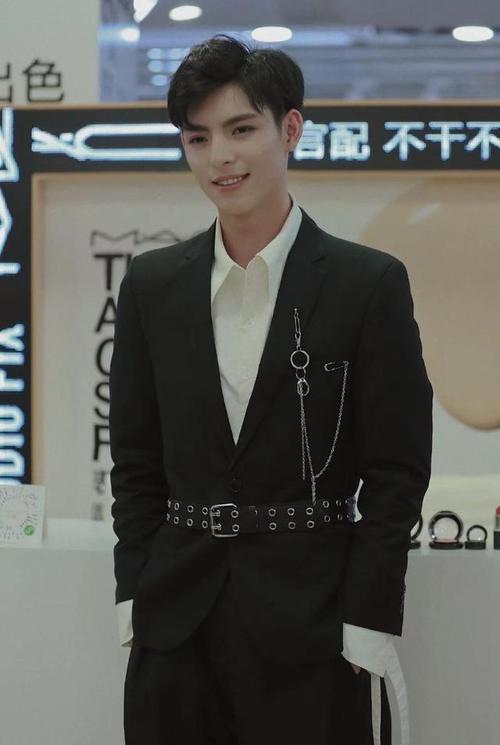 他是《陈情令》中心肠狠毒的薛洋,然而,生活中的王皓轩更加帅气