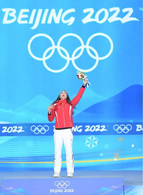颁奖广场今晚再次升起五星红旗谷爱凌领奖台上咬金牌