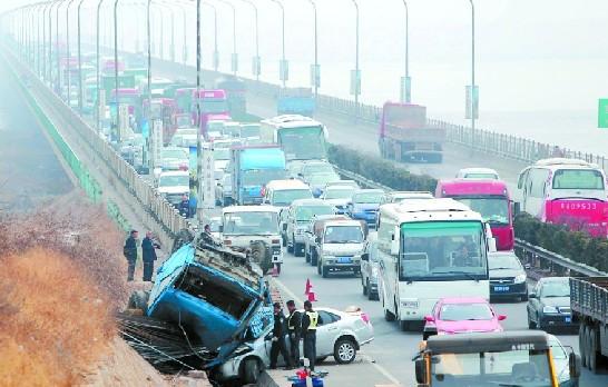 青岛胶州湾高速的车祸,事故致道路单向严重堵车.