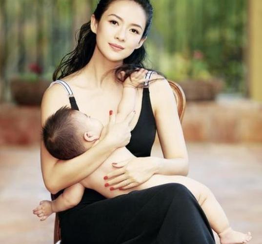 章子怡月子照曝光,醒醒趴在床边看弟弟,章子怡满脸洋溢着幸福