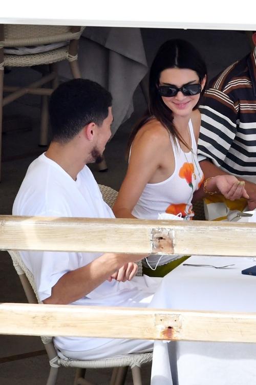 齁甜!布克詹娜意大利度假外出就餐,肯豆当众献上香吻,布克一脸娇羞