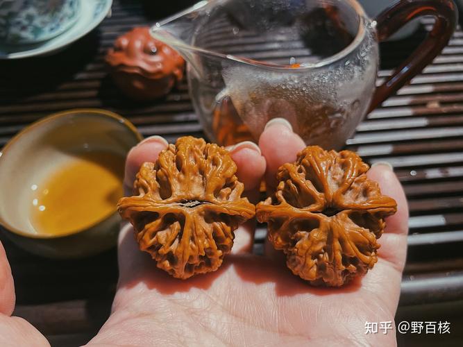 文玩核桃梨木台狮子头