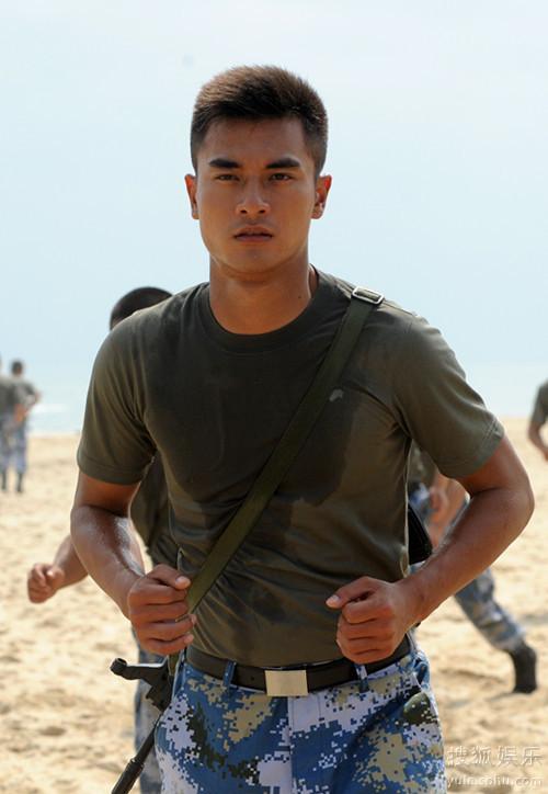 荧屏人气小生郑凯此次饰演"帅气硬朗"的海军鲁炎这一角色.